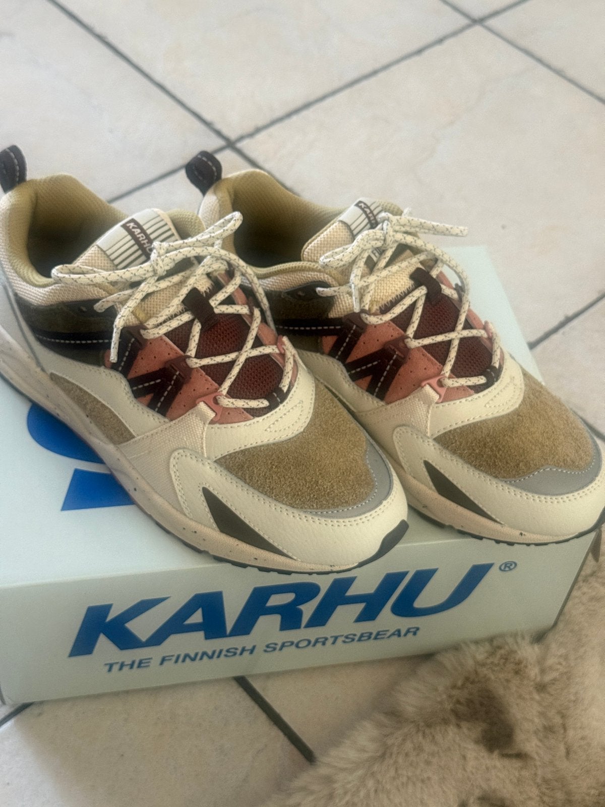 Karhu sneakers maat 40,5, Ophalen of Verzenden, Zo goed als nieuw, Wit