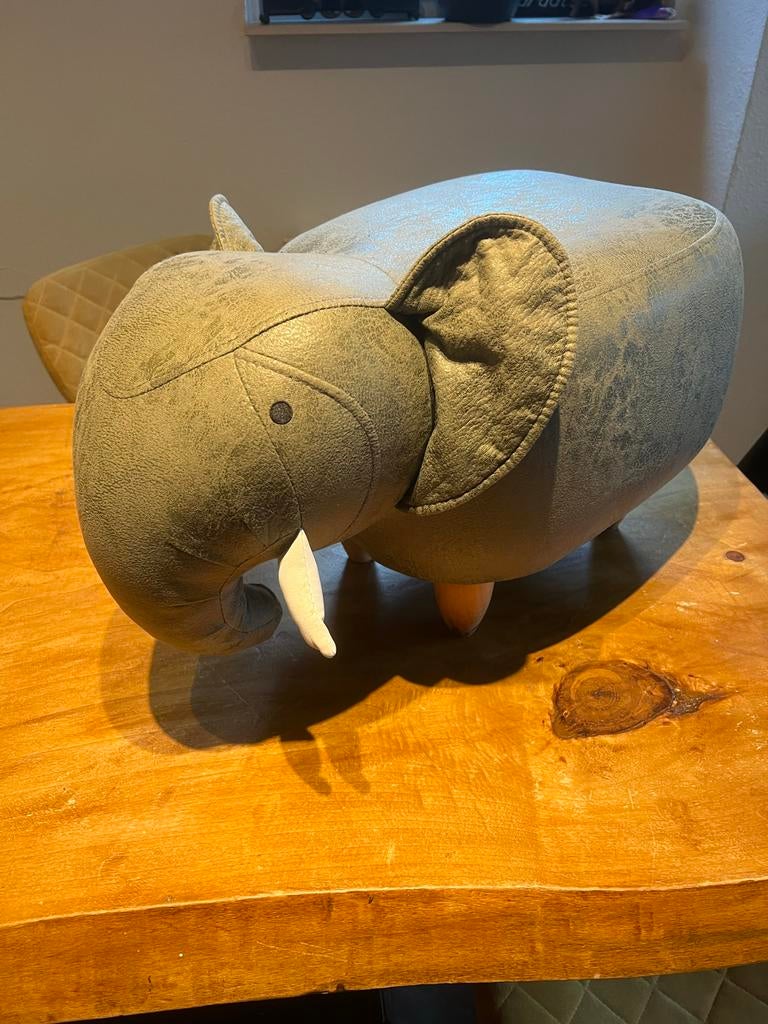 Leuke olifant poef/voetenbankje, Ophalen, 50 tot 75 cm, Zo goed als nieuw, Overige vormen