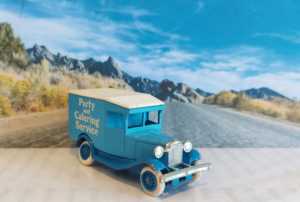 1:64 Ford Model A "KLM Catering & Party Service"; Lledo, Hobby en Vrije tijd, Ophalen of Verzenden, Gebruikt, Bus of Vrachtwagen