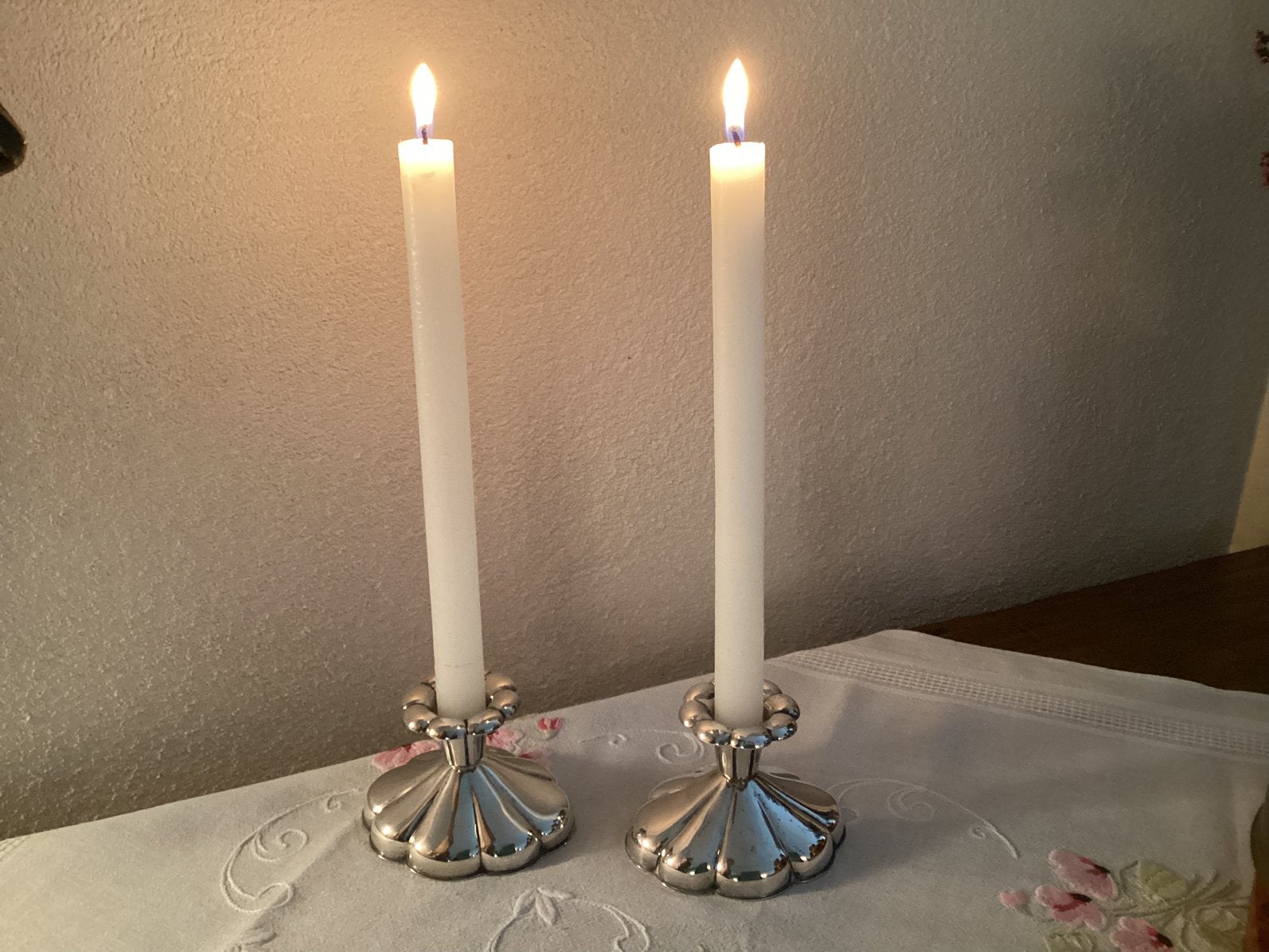 2 Art Deco Kandelaars.Ovaal floraal Gestileerd. Verzilverd., Ophalen of Verzenden, Zilver