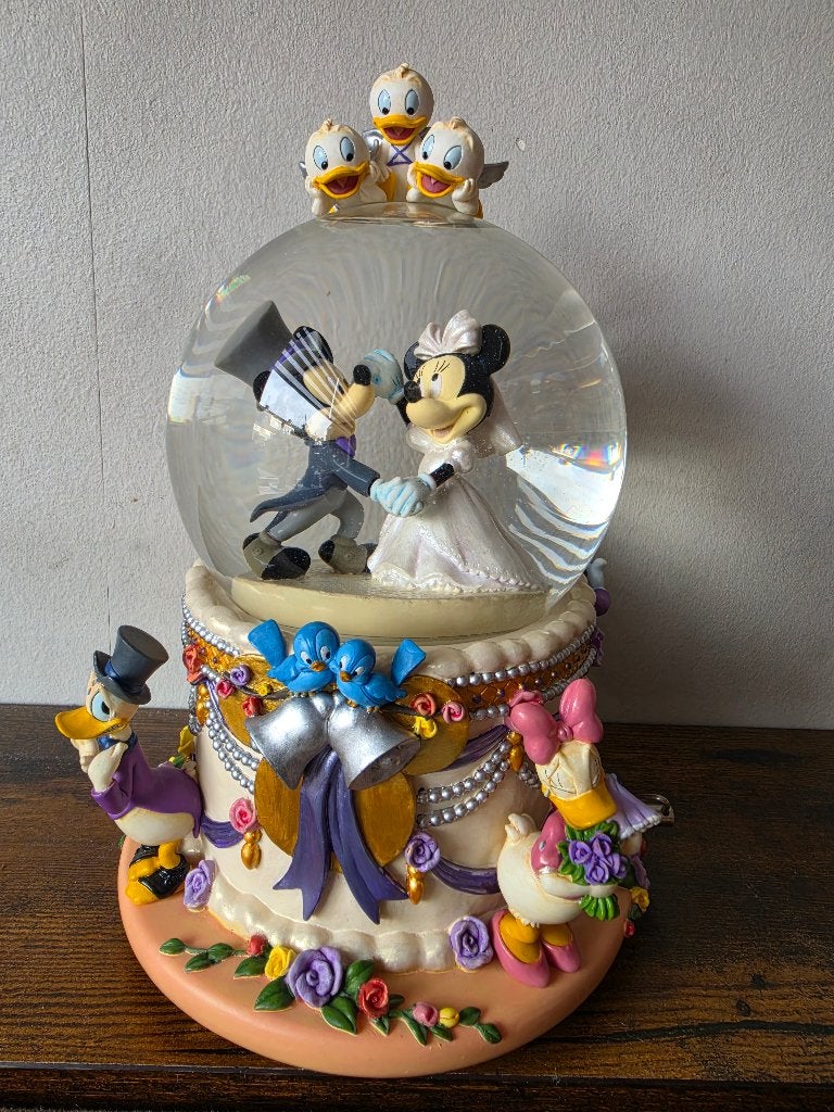 Disney snowglobe mickey en minnie bruiloft, Verzamelen, Ophalen, Mickey Mouse, Zo goed als nieuw, Beeldje of Figuurtje