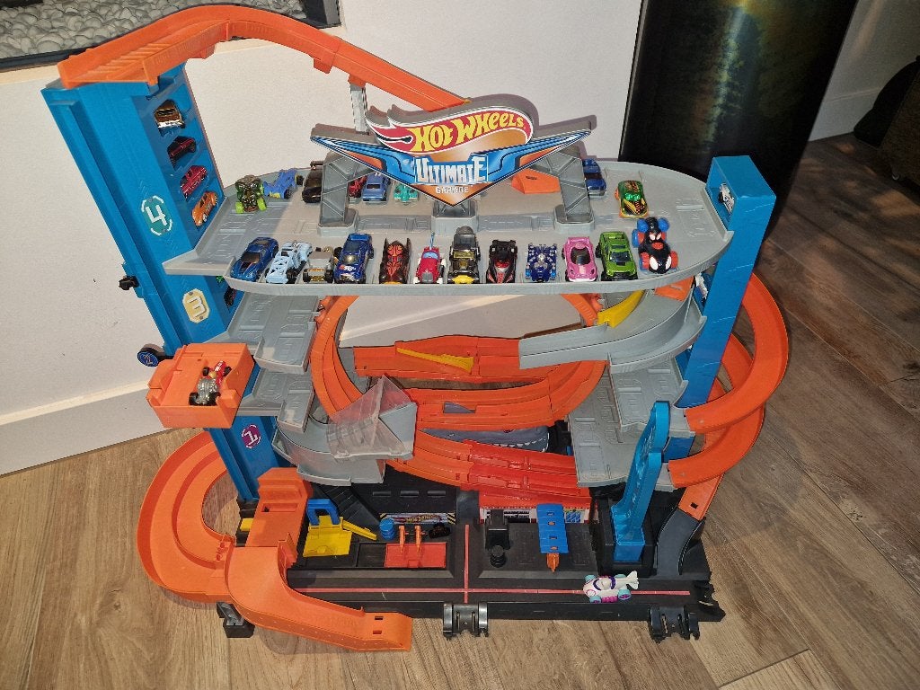 Hot wheels ultimate garage haai, Ophalen, Racebaan, Zo goed als nieuw, Met looping