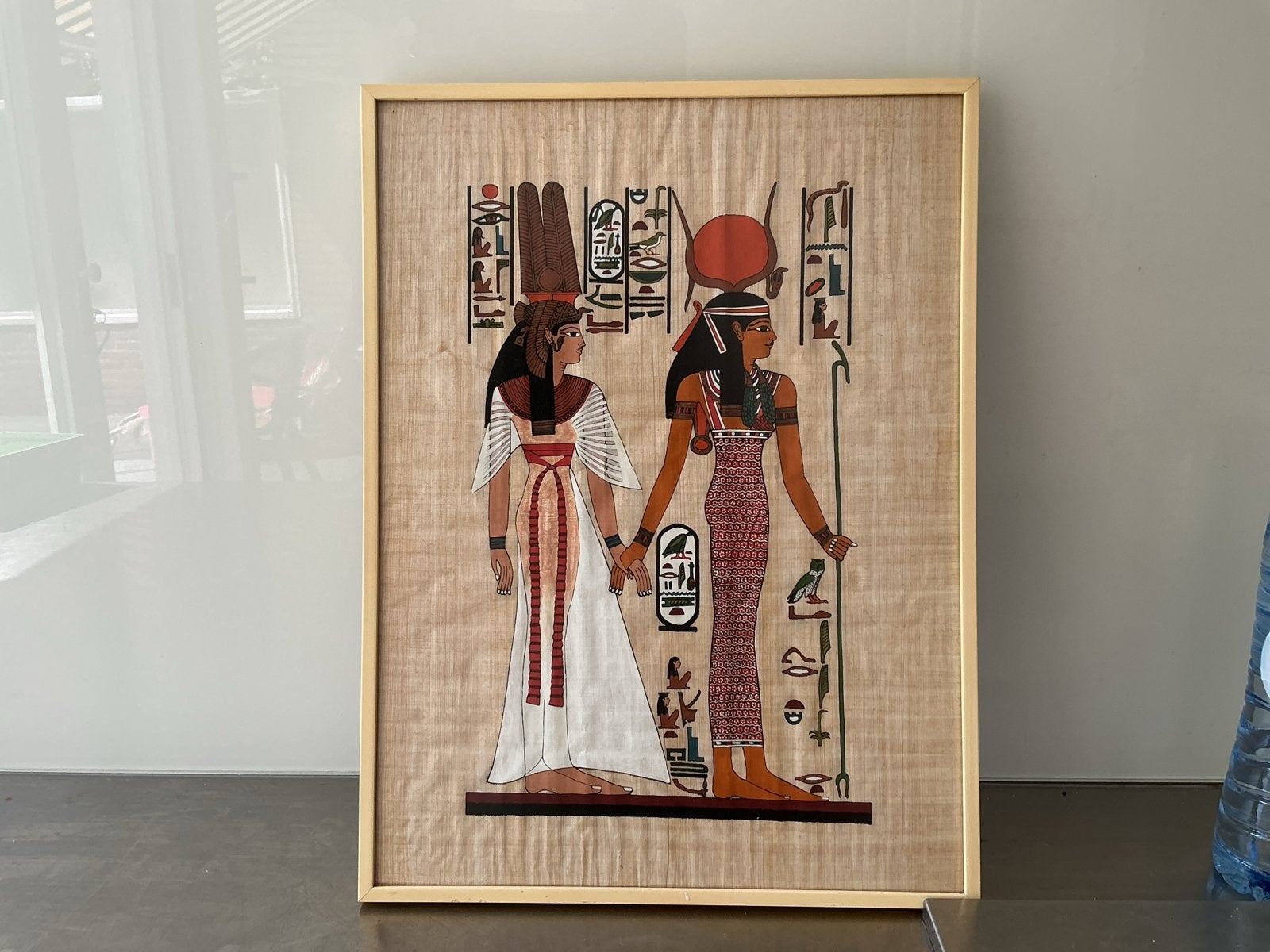 Ingelijste Egyptische papyrus met godenfiguren, Schilderij, Ophalen of Verzenden, Papier/karton, Meerkleurig