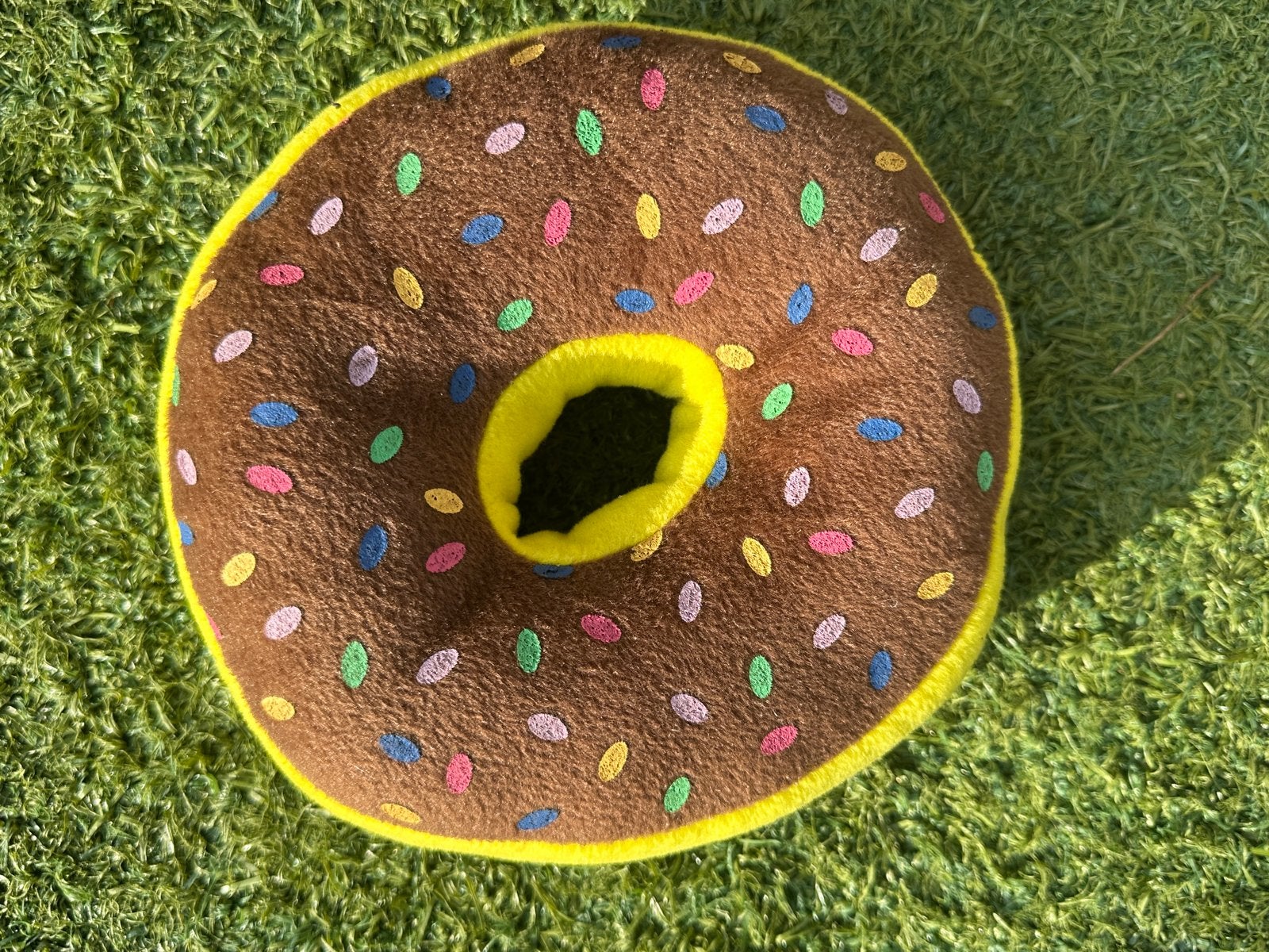 pluche hondenspeeltje vorm van een bruine chocoladedonut, Dieren en Toebehoren, Ophalen, Zo goed als nieuw, Apporteerspeelgoed