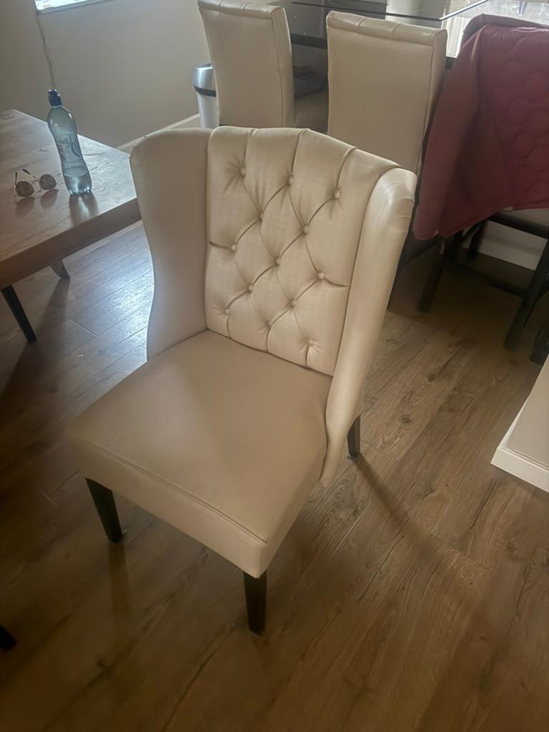 Izgs 4 eetstoelen zonder beschadigingen sky leer satijn look, Overige kleuren, Ophalen of Verzenden, Zo goed als nieuw, Leer