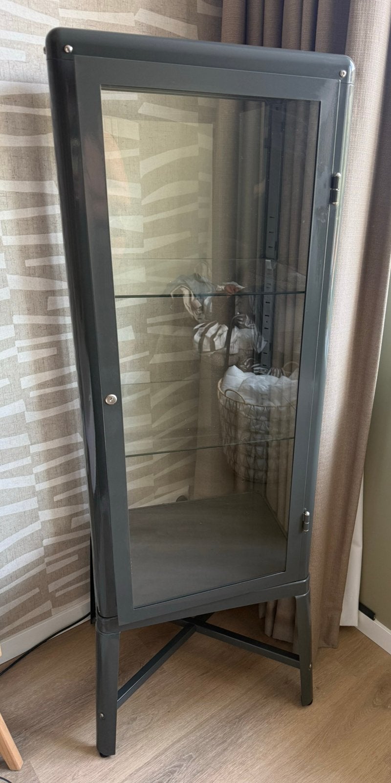FABRIKOR Ikea vitrine kast, Huis en Inrichting, Kasten | Vitrinekasten, Ophalen, 50 tot 100 cm, Zo goed als nieuw, Metaal