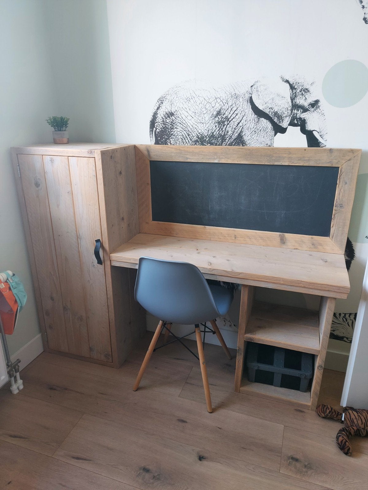 Steigerhout bureau met krijtbord en kledingkast, Ophalen, Zo goed als nieuw, Overige typen