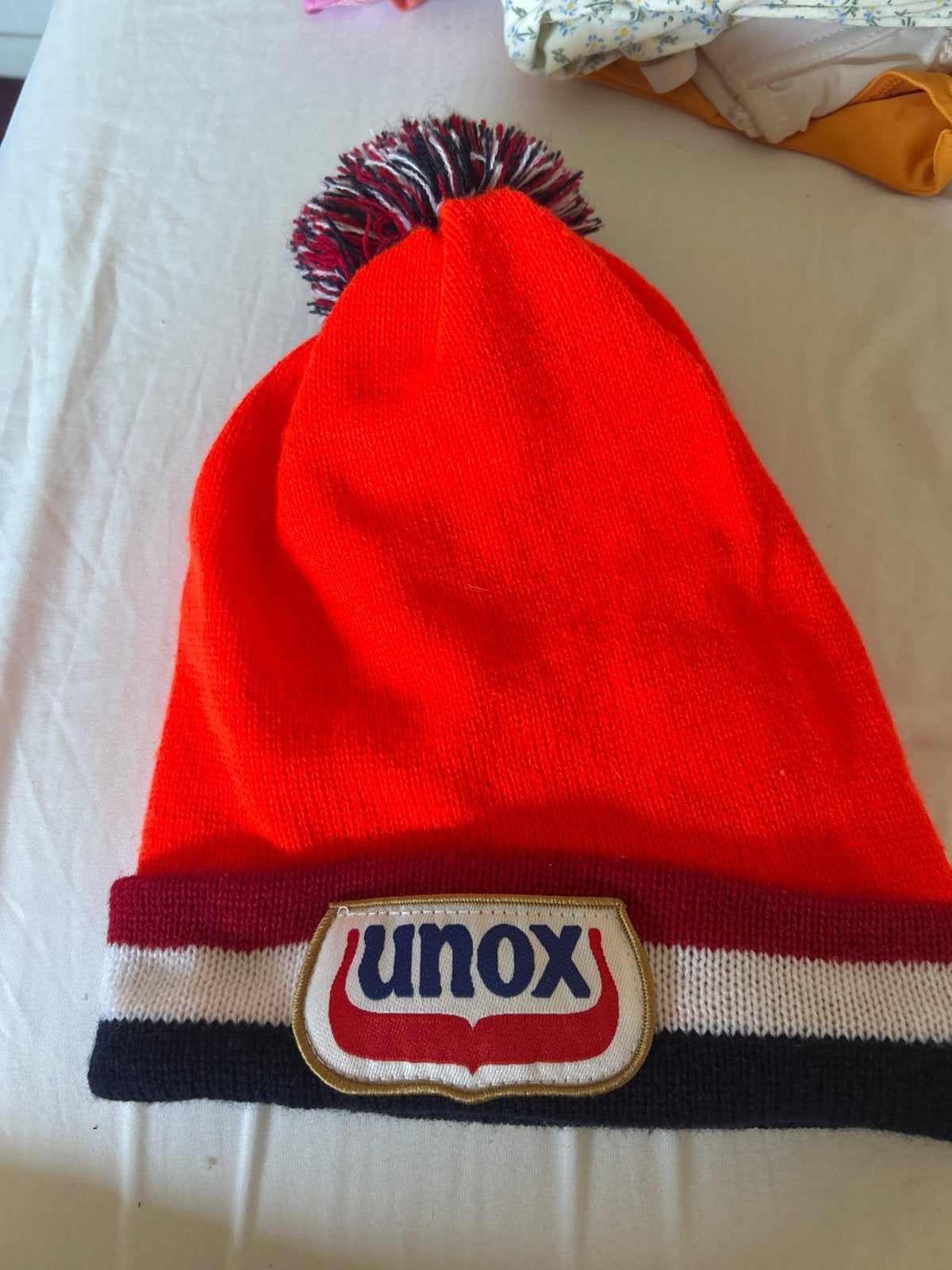 Unox Muts met Pompon - Oranje, Rood, Wit, Blauw, Kleding | Dames, Ophalen of Verzenden, Zo goed als nieuw, Muts