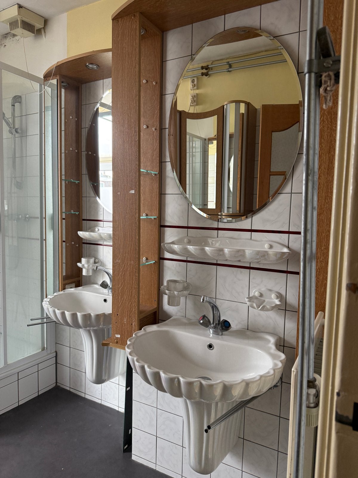 GRATIS - Set van 2 wastafels met spiegelkasten en kranen, Ophalen, Gebruikt, Chroom, Wastafel