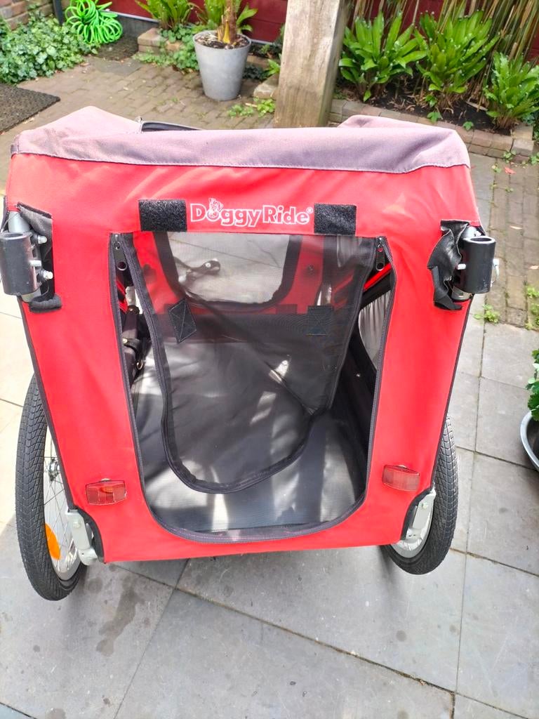 Doggyride Hondenkar met rood kussen, Opvouwbaar, 20 tot 40 kg, Ophalen of Verzenden, Zo goed als nieuw