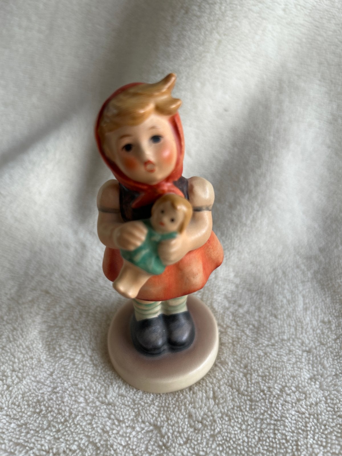 Vintage Hummel beeldje: Meisje met pop, Verzamelen, Beelden en Beeldjes, Ophalen of Verzenden, Gebruikt, Hummel