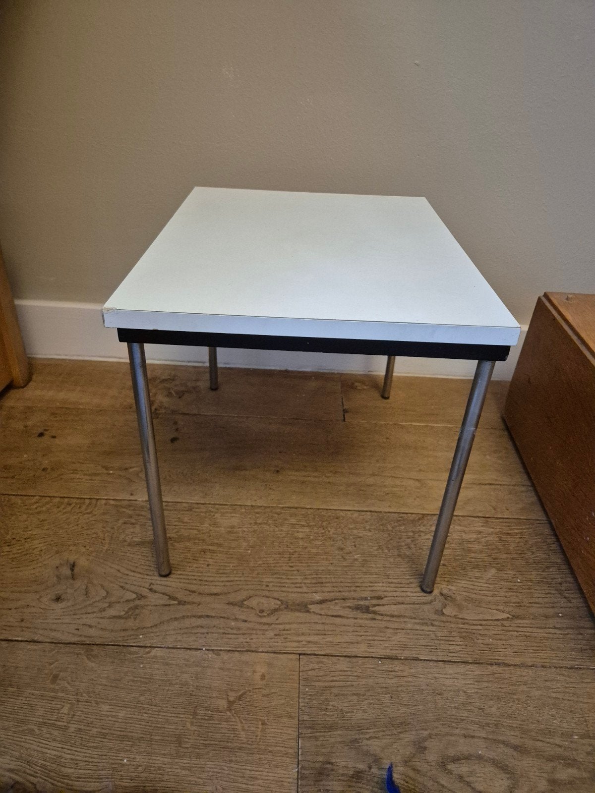 Vintage Wit Tafeltje - Mid-Century/Industriële Look, Minder dan 45 cm, Gebruikt, Mid-century, Industrieel, Vierkant