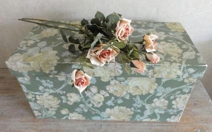 Brocante opbergdoos met oud bloemetjes behang, Ophalen of Verzenden