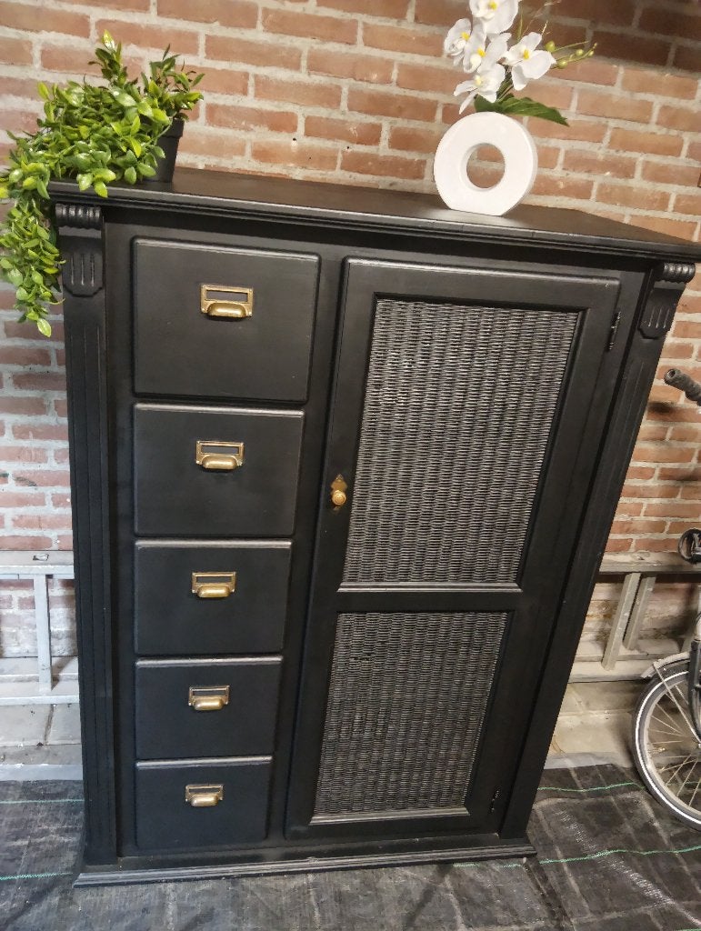 Mat zwarte meidenkast / spekkast / kledingkast, Huis en Inrichting, Gebruikt, 100 tot 150 cm, 100 tot 150 cm, 50 tot 75 cm