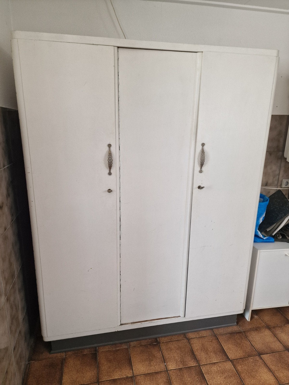 Witte houten kledingkast met 3 deuren en planken, Huis en Inrichting, Ophalen, 100 tot 150 cm, Klassiek, functioneel, 150 tot 200 cm