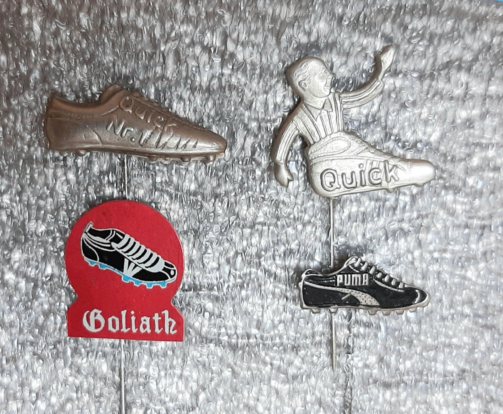 SPELDJES VAN VERSCHILLENDE MERKEN VOETBAL SCHOENEN, Verzenden, Gebruikt, Sport, Speldje of Pin