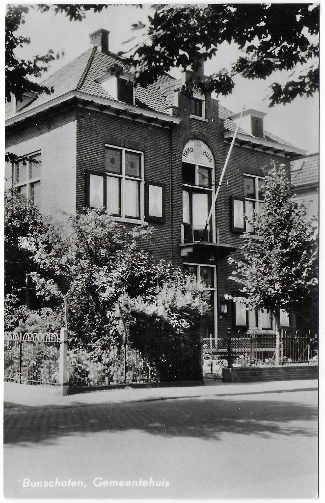 Bunschoten Gemeentehuis ongelopen ansichtkaart ( B7628 ), Ophalen of Verzenden, 1960 tot 1980, Ongelopen