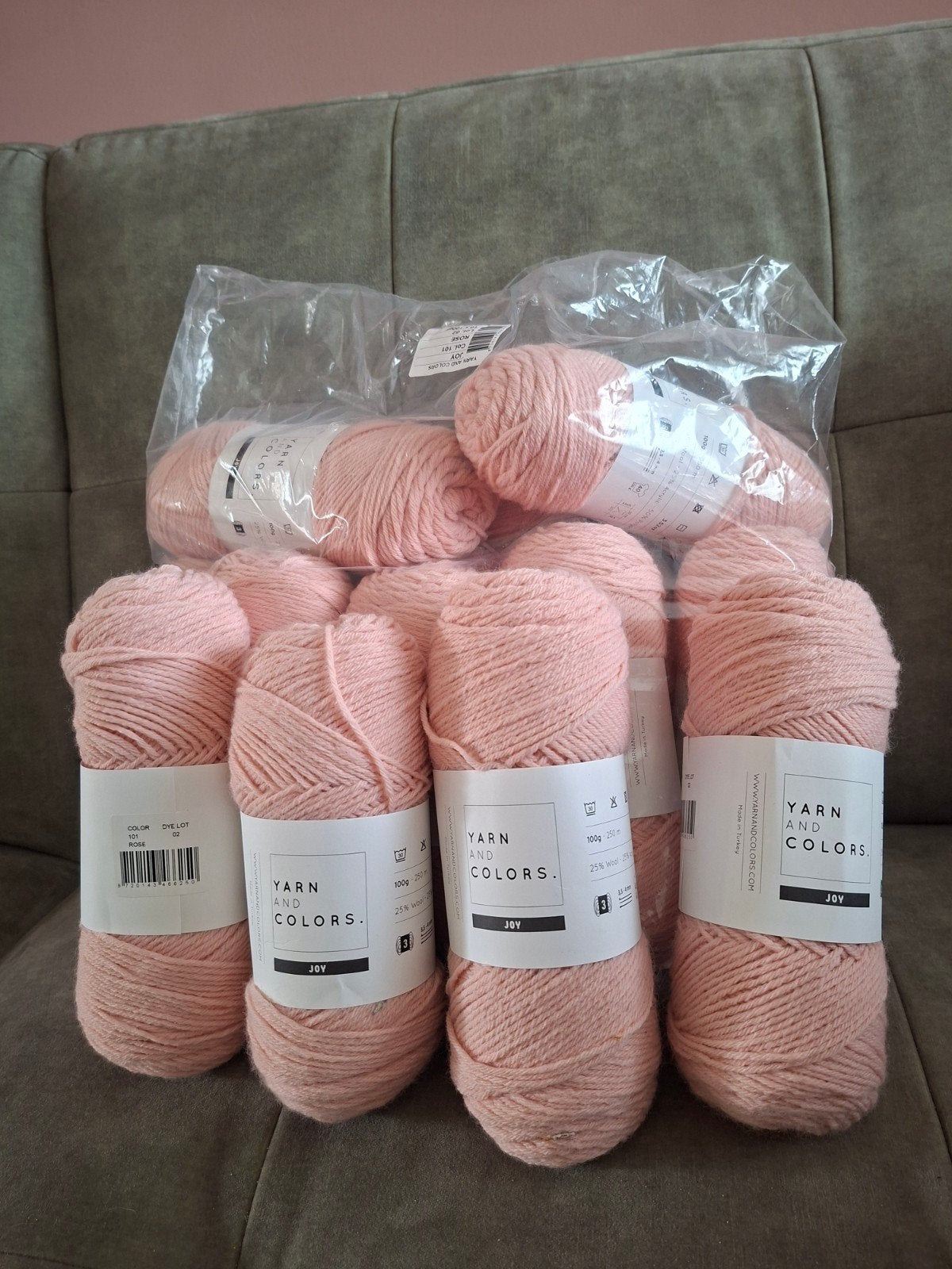 14 bollen Yarn and Colors Joy 101 Rosé garen, Ophalen of Verzenden, Nieuw, Breien of Haken, Wol of Garen