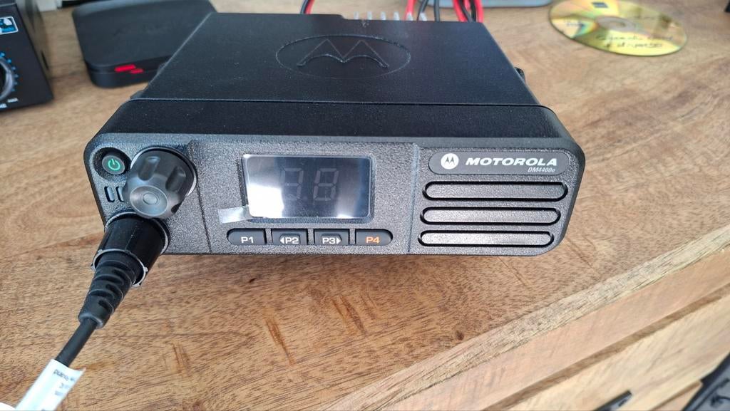 Motorola Motorola DM4400E VHF Mobilofoon, Telecommunicatie, Portofoons en Walkie-talkies, Ophalen, Gebruikt, 2 to 5 km, Portofoon of Walkie-talkie
