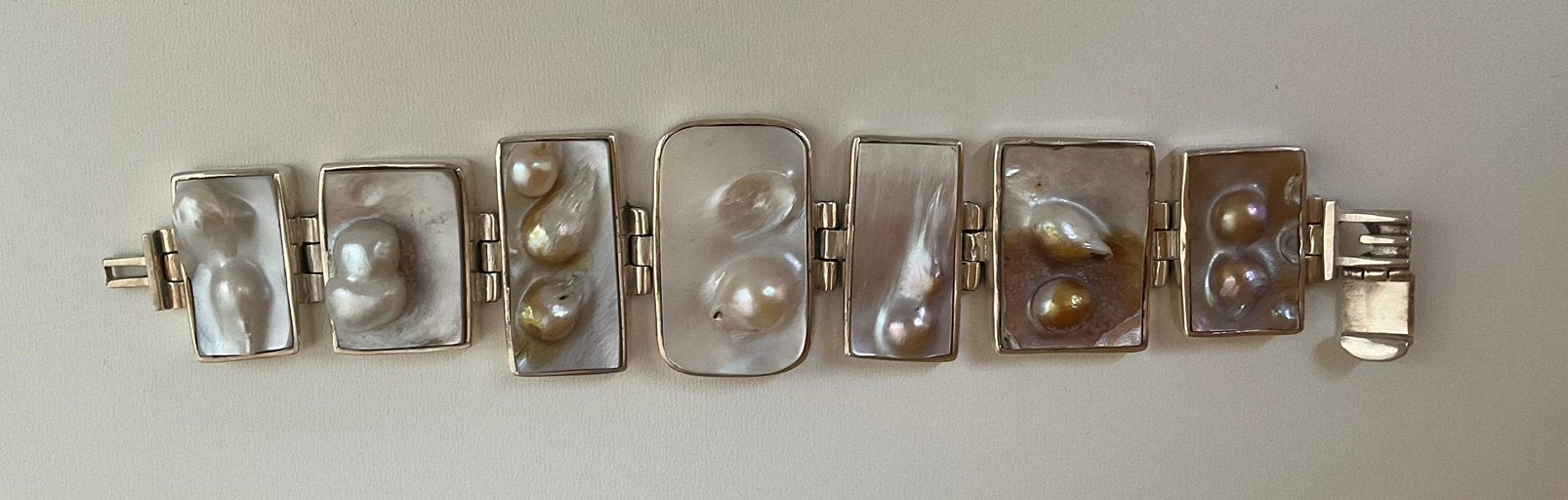 Handgemaakte zilveren armband met parelmoer schakels., Ophalen of Verzenden, Nieuw, Zilver