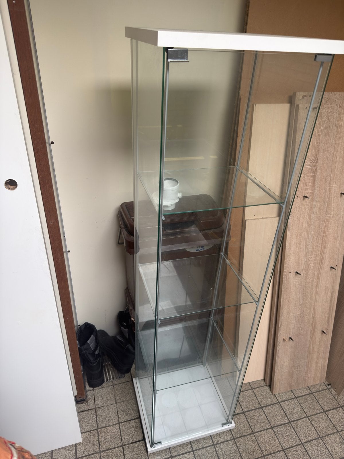Glazen vitrinekast met planken, Huis en Inrichting, Kasten | Vitrinekasten, Ophalen, Met plank(en), Minder dan 50 cm, Gebruikt
