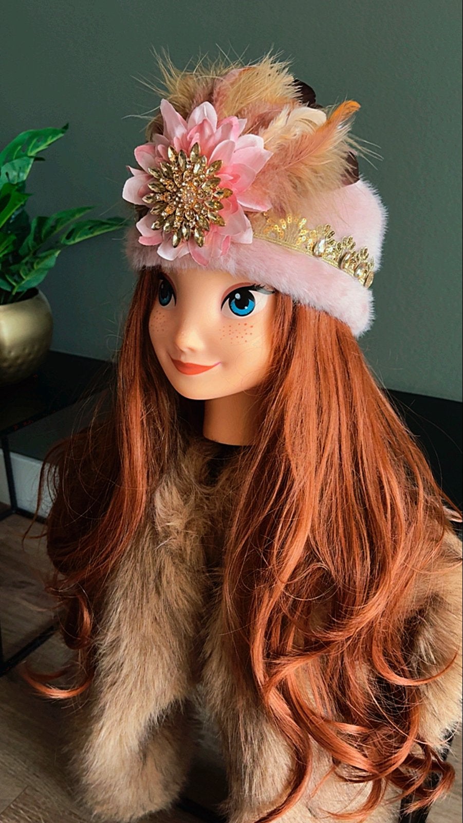Bont haarband carnaval - Roze met veren en bloem, Ophalen of Verzenden, Nieuw, Carnaval, Accessoires