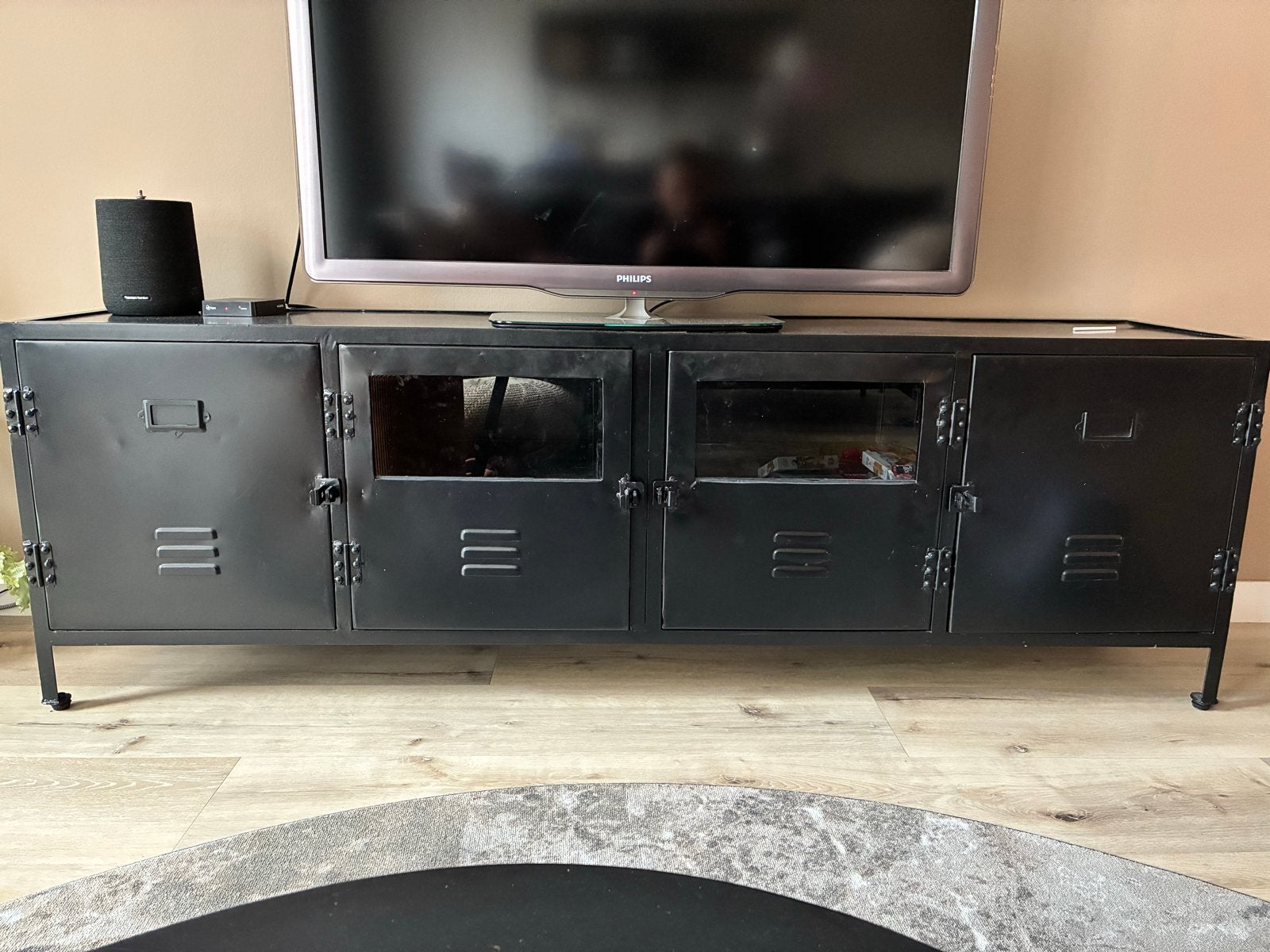 Zwart metalen tv-meubel met industriële look (190x40x60 cm), Ophalen, Gebruikt, 150 tot 200 cm, Metaal