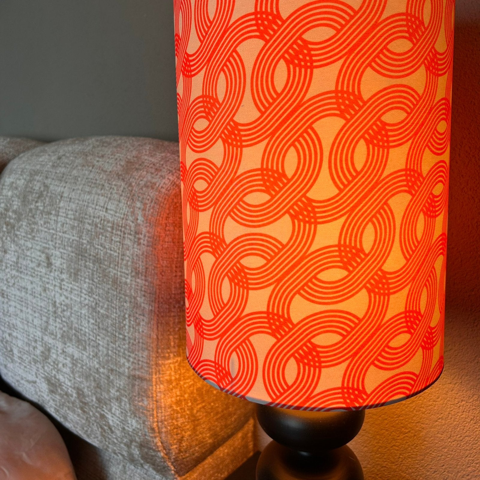 Rode lampkap met zwarte lampvoet Kwantum, Huis en Inrichting, Lampen | Lampenkappen, Ophalen, Rond, Zo goed als nieuw, 50 cm of meer