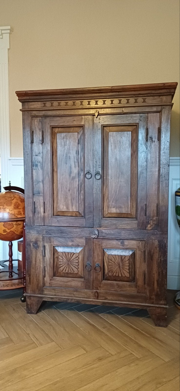 Massief houten kast met handgesneden details, Antiek en Kunst, Ophalen