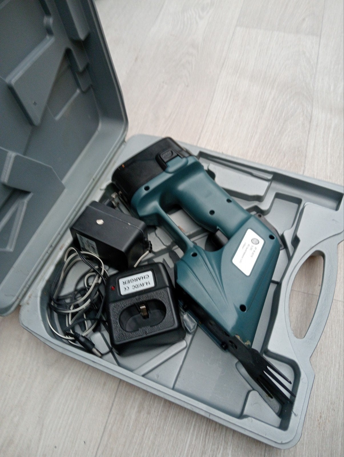 Accu heggenschaar met oplader en koffer, Ophalen of Verzenden, Gebruikt, Accu, Onbekend
