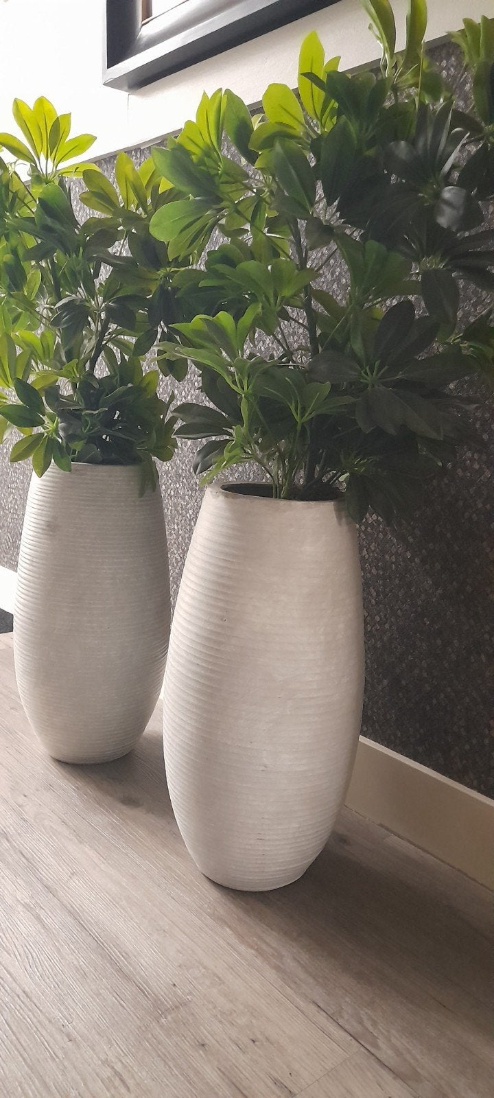 Twee stenen potten met kunstplanten. Info mbt prijs, Huis en Inrichting, Ophalen