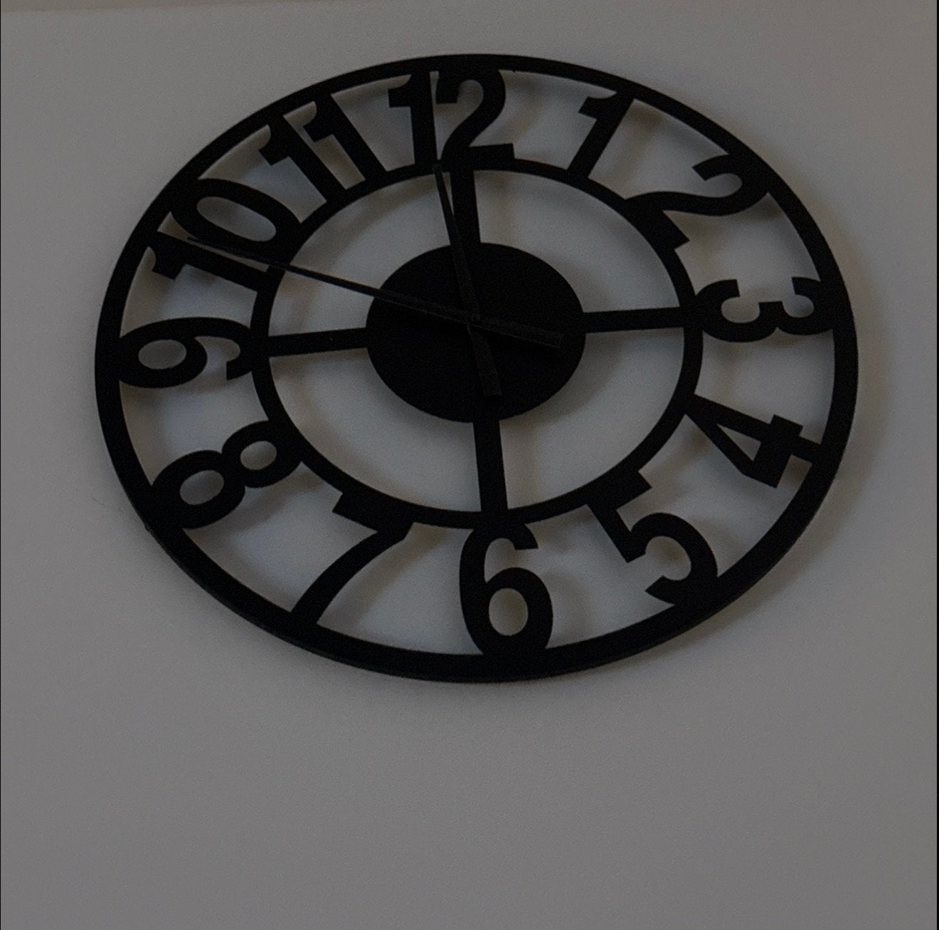 Zwarte metalen wandklok - Stil uurwerk, Huis en Inrichting, Wandklok, Analoog, Nieuw, Ophalen of Verzenden