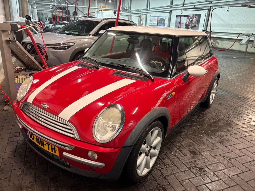 Mini 1.6 16V Cooper 2004 Rood, Auto's, Voorwielaandrijving, 15 km/l, 4 cilinders, 4 stoelen