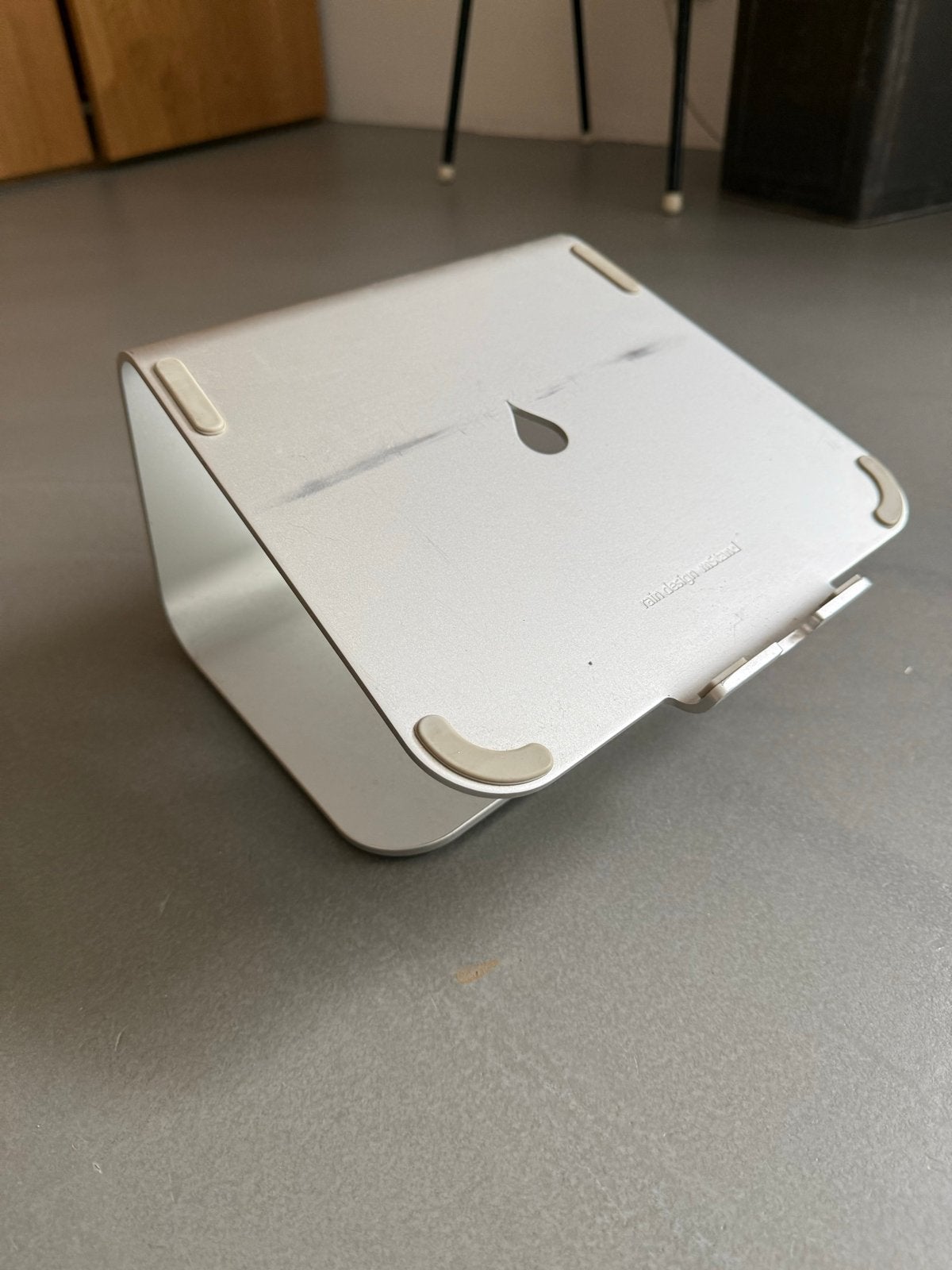 Rains laptopstandaard - Aluminium, Computers en Software, Laptopstandaarden, Ophalen of Verzenden, Gebruikt