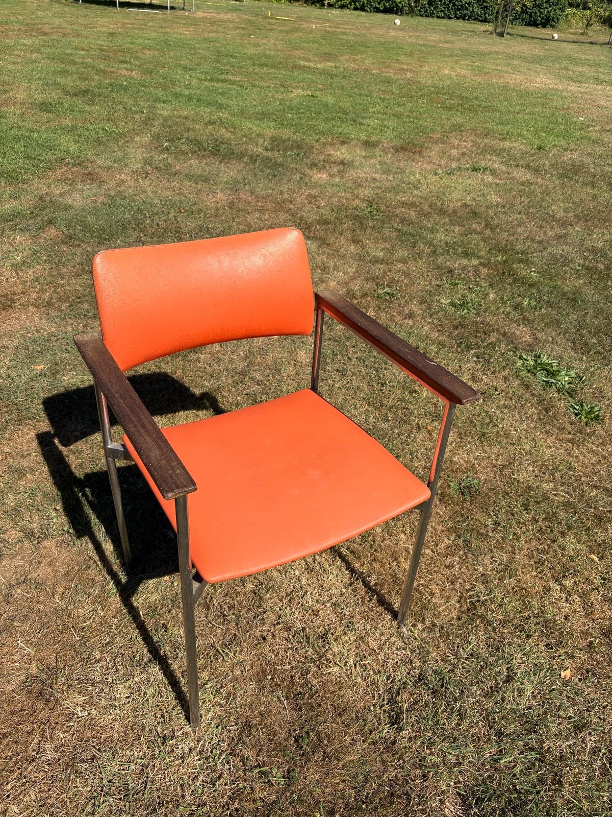 Vintage design stoel met metalen frame en houten armleuning, Ophalen