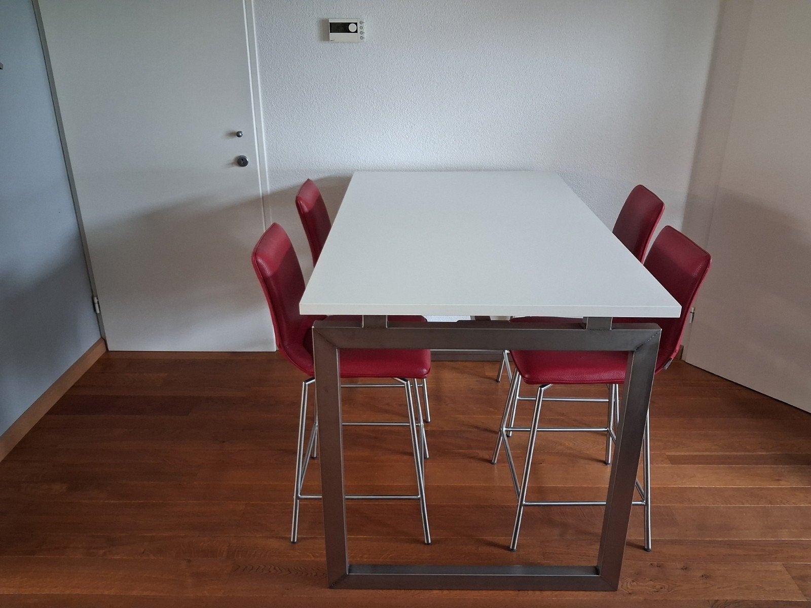 Bartafel met 4 rode barkrukken - Zo goed als nieuw, Ophalen, Met voetsteun, Zo goed als nieuw, 90 cm of meer