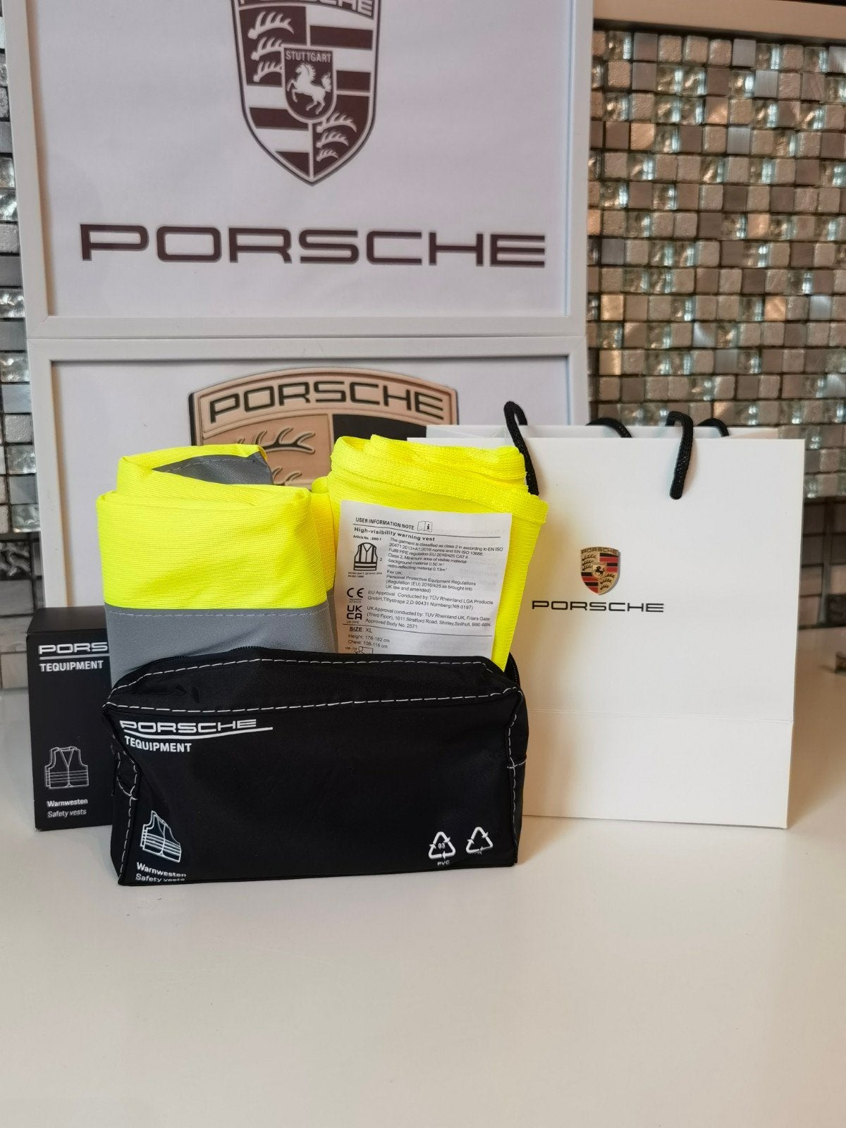 2 X Nieuw porsche veiligheids vesten met etui, Ophalen of Verzenden, Nieuw, Minder dan 5 flessen