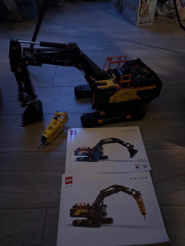 Lego Technic 42215 Volvo EC500 Hybride Graafmachine, Ophalen of Verzenden, Zo goed als nieuw