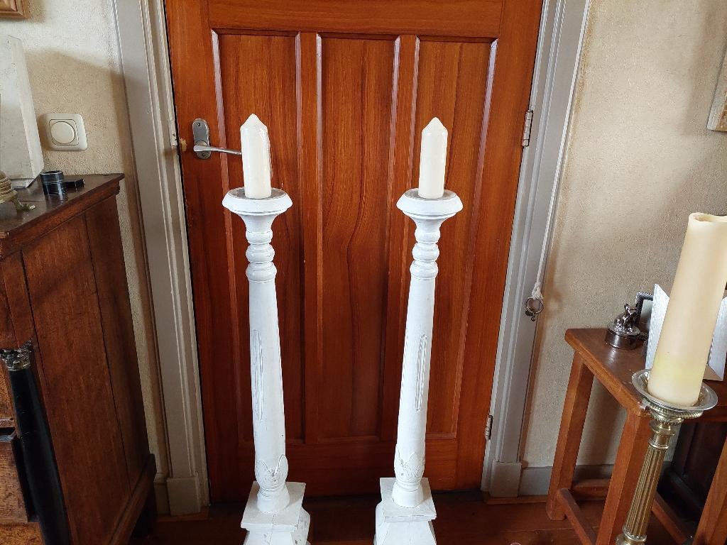 2 witte houten kandelaars van 100 centimeter hoog / Kaarsen, Ophalen, Gebruikt, Wit, 75 cm of meer