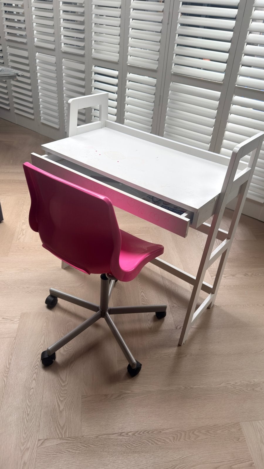 Wit kinderbureau met lade en roze bureaustoel, Huis en Inrichting, Gebruikt, Kinderbureau, Ophalen of Verzenden, Wit