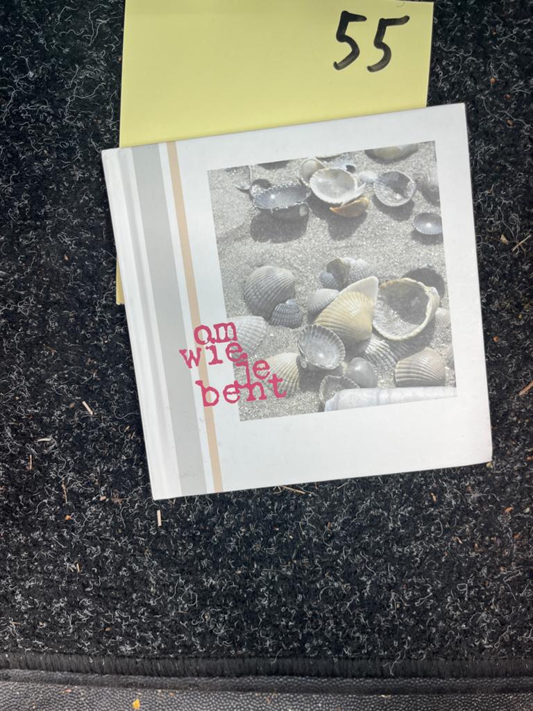 Om Wie Je Bent - Inspirerend Boek met Schelpen Cover, Verzamelen, Ophalen of Verzenden