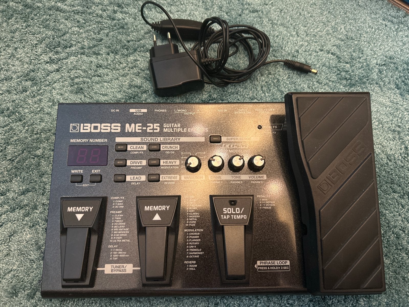 Boss ME-25 Gitaar Multi-effectpedaal met adapter, Ophalen of Verzenden, Gebruikt, Multi-effect