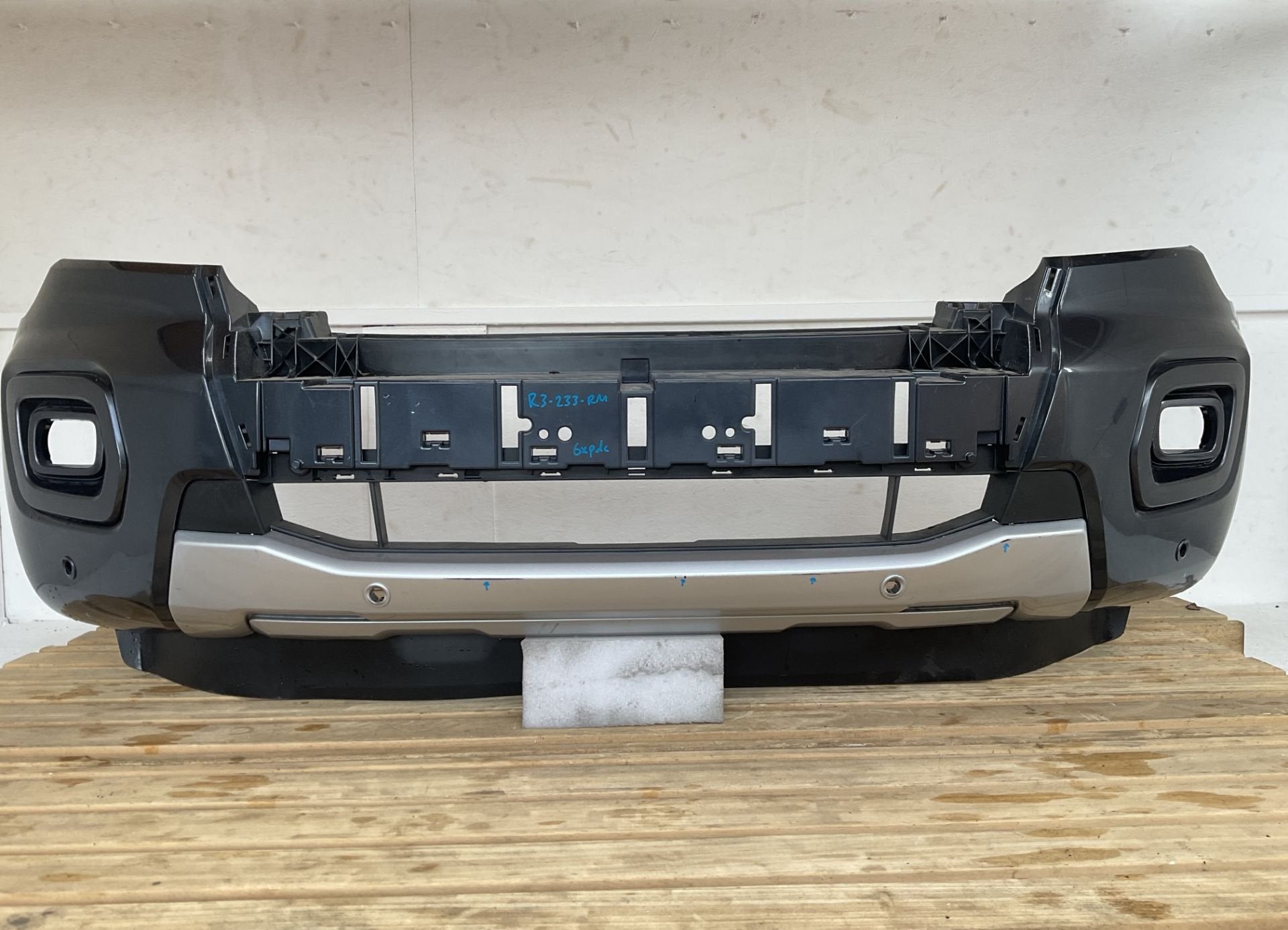 Bumper Ford Ranger T8 19-22 JB3B-17C831-D 6xpdc Voorbumper R, Gebruikt, Info@ford.com, Ophalen of Verzenden, Ford