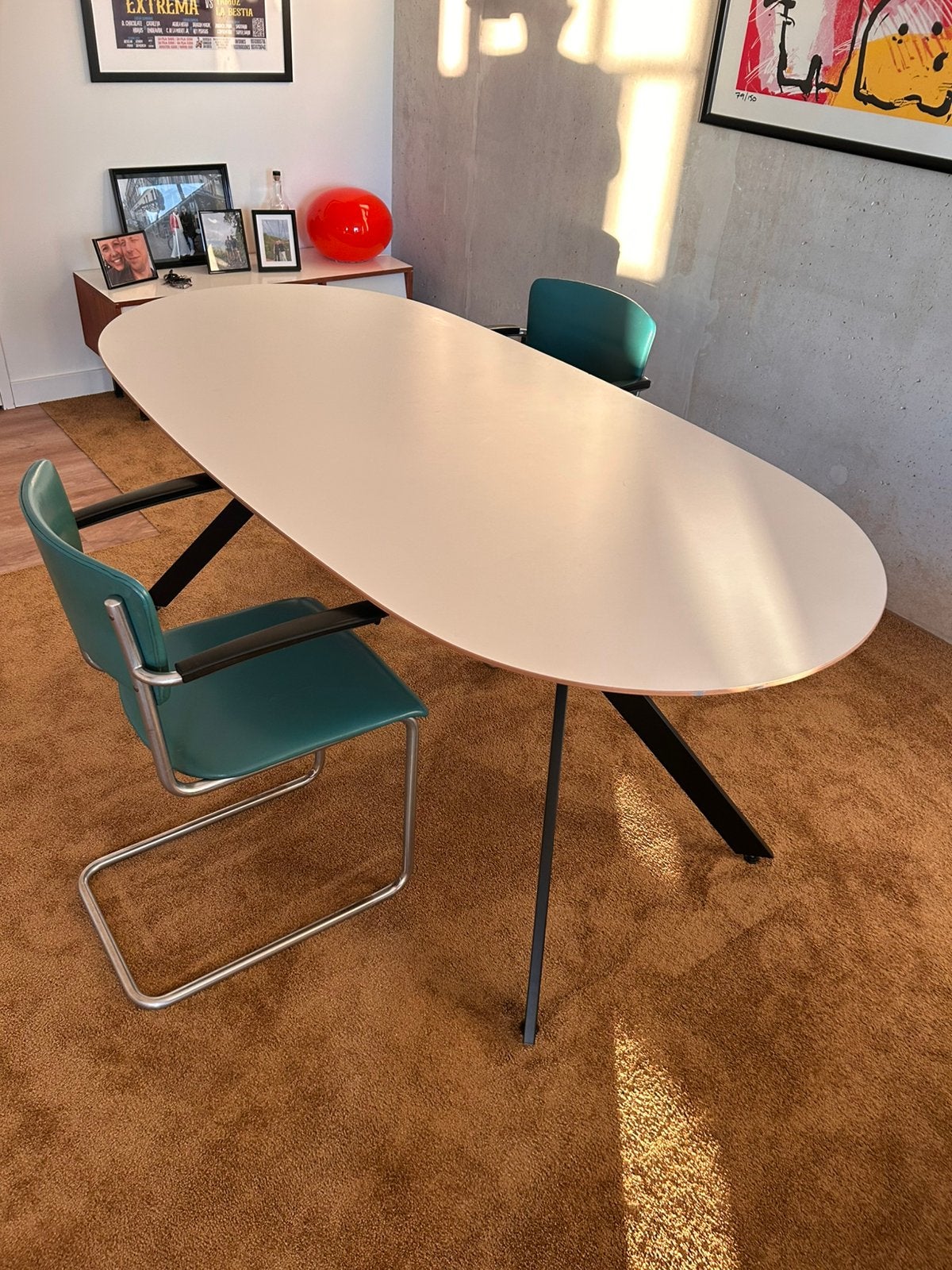 Eettafel ovaal Wit / Zwart onderstel, Huis en Inrichting, Tafels | Eettafels, Overige houtsoorten, Gebruikt, Design, 150 tot 200 cm