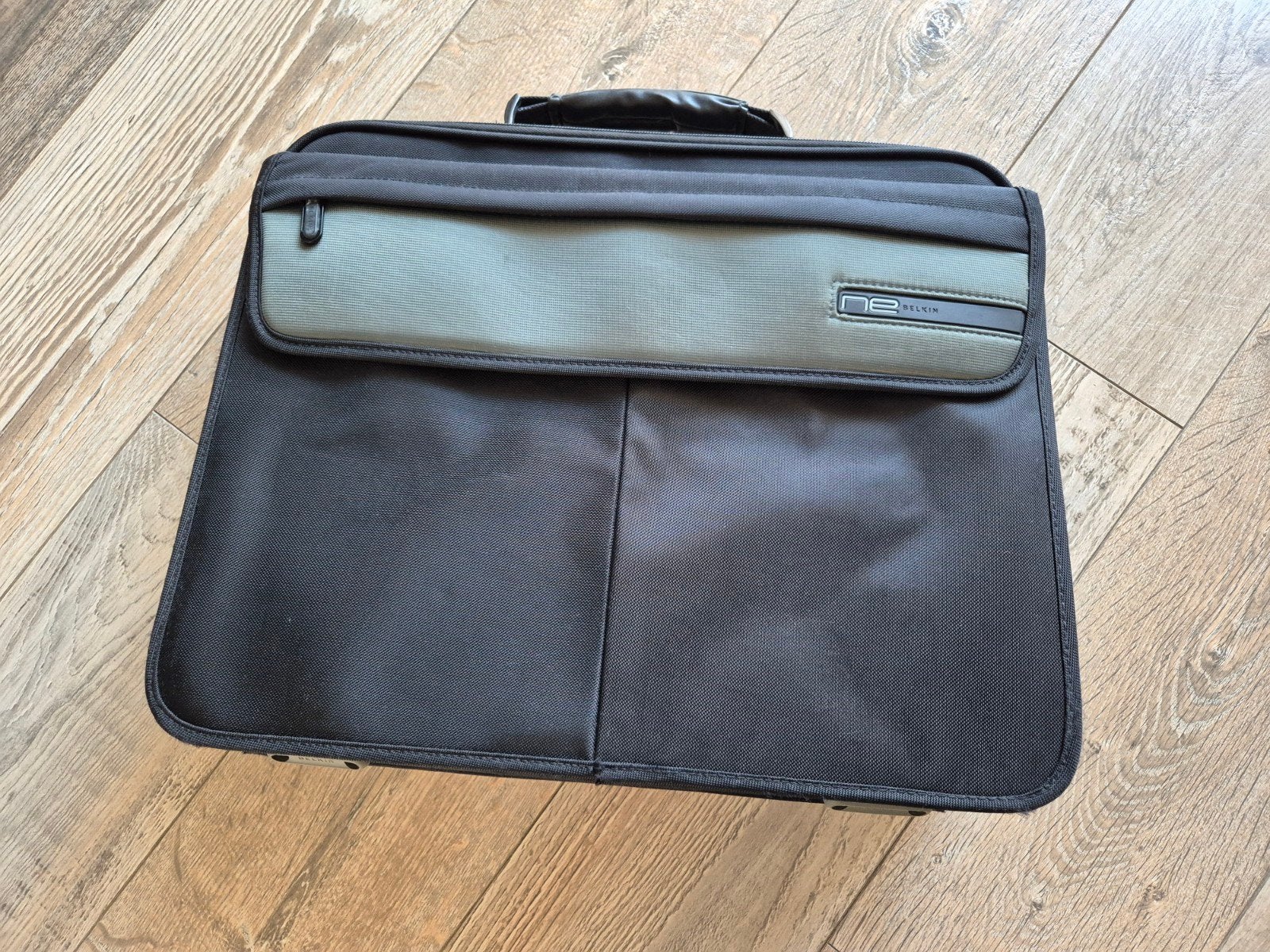 Nette 17 inch laptoptas NE Belkin (zwart/grijs), Ophalen of Verzenden, 17 inch of meer, Zo goed als nieuw, Gevoerd laptopvak