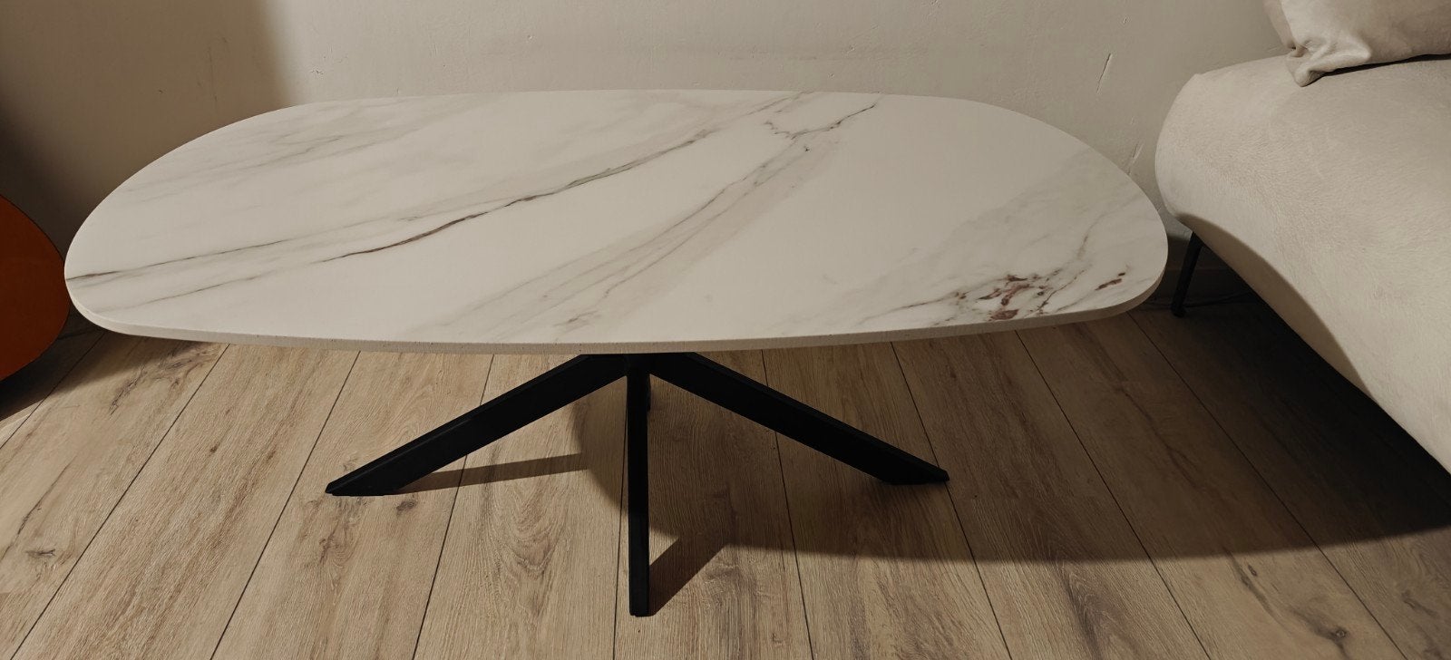 Moderne salontafel met marmerlook blad, Huis en Inrichting, Tafels | Salontafels, Ophalen, 100 tot 150 cm, Overige materialen