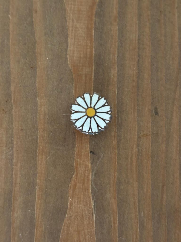 Margriet speld broche Koopvaardij speldje Stil Verzet wo2, Verzamelen, Ophalen of Verzenden, Overige soorten, Nederland, Embleem of Badge