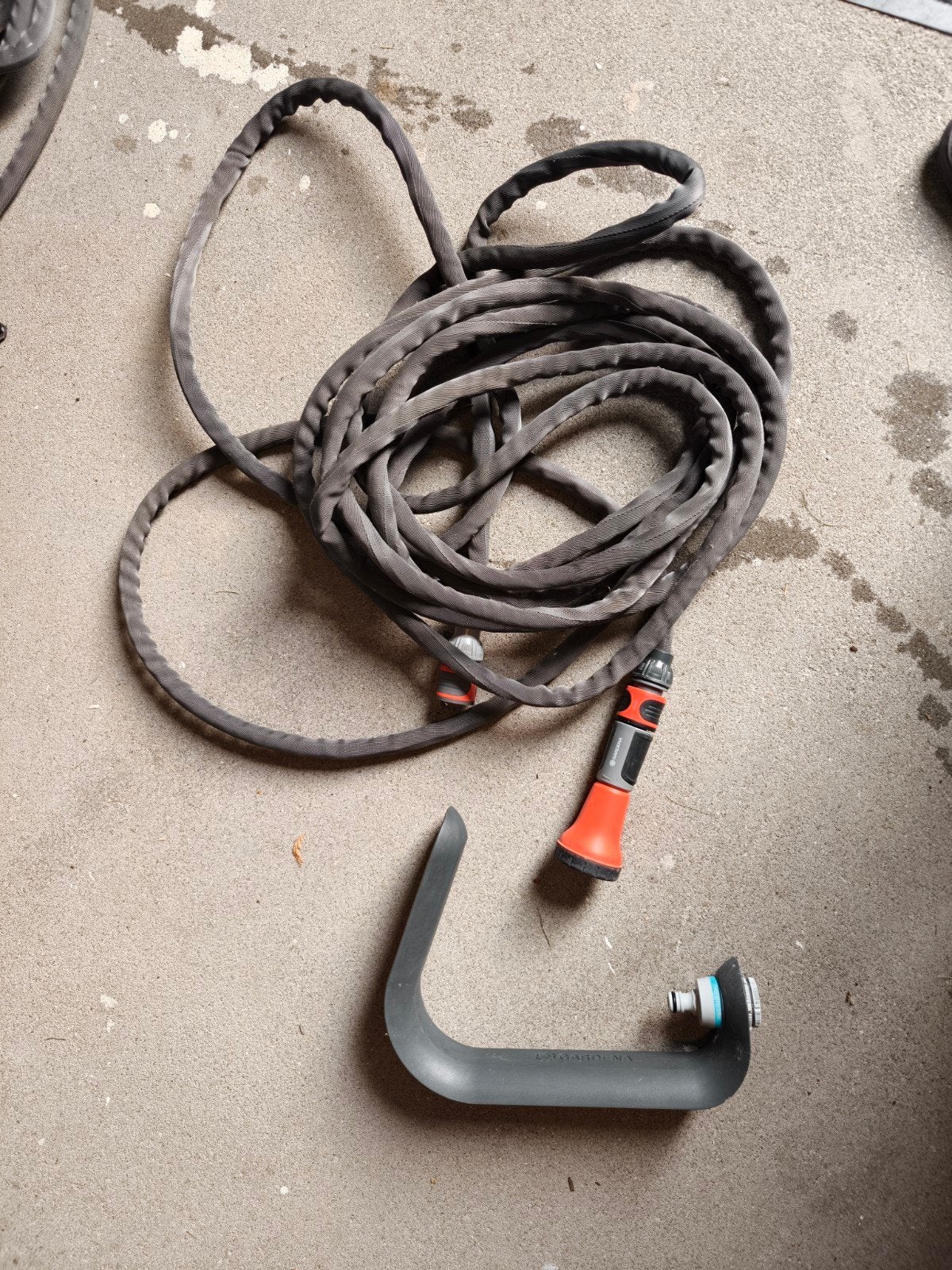 2x Gardena tuinslang 10m met houder, 1x met sproeikop, Ophalen of Verzenden, Gebruikt, Tuinslang