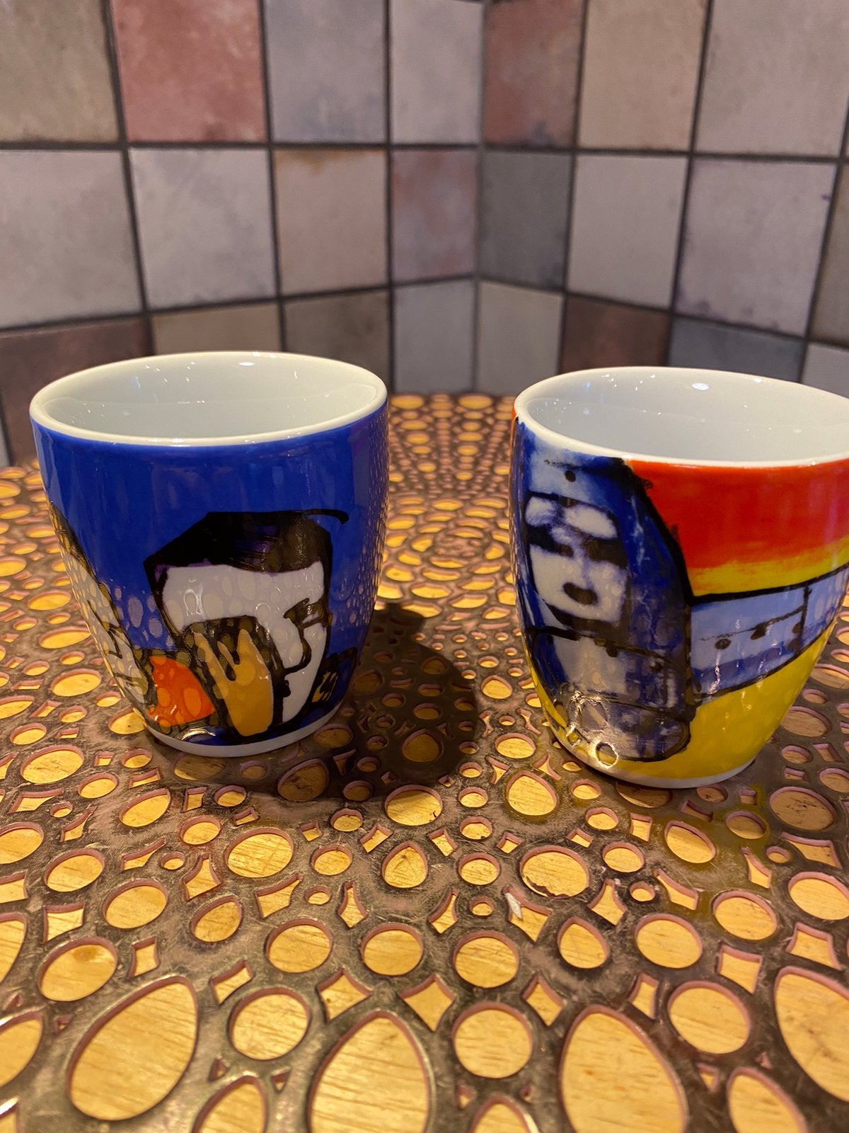 Herman Brood,2 mokken,diam.7 cm,hoogte 7.5 cm,in nieuwstaat, Ophalen of Verzenden