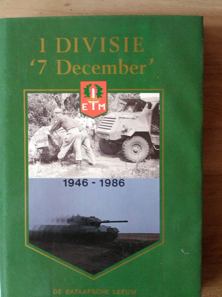 1 Divisie '7 December' (1946-1986), Boeken, Ophalen of Verzenden, Tweede Wereldoorlog, Gelezen, Overige onderwerpen